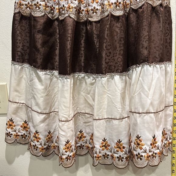 Elegant Brown and Cream Embroidered Skirt - Picture 3 of 3